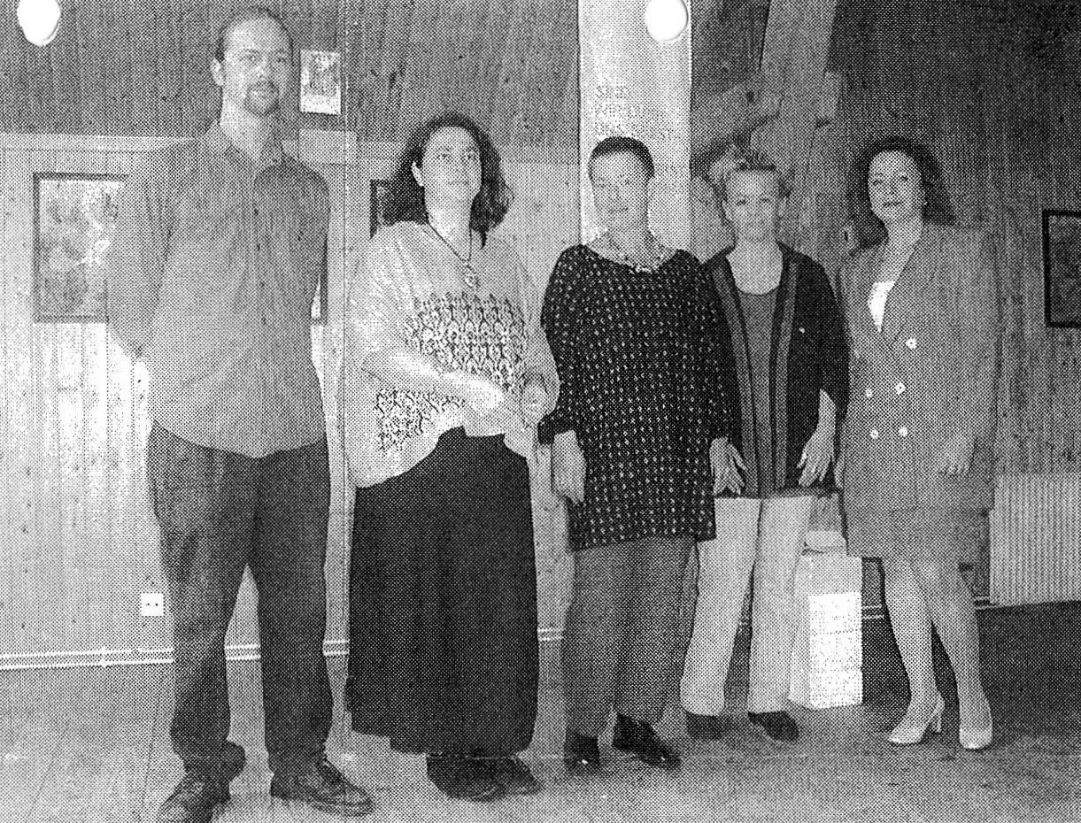 Renate Wolter (v.r.), Andrea Sölter, Antje Spychay und Iris Schmitz-Wilke stellen seit Sonnabend im Semi-narhaus in Wierstorf aus. Peter Büschel präsentiert Klangkunst vom Feinsten. Foto: Christner