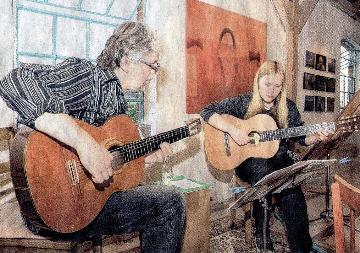 Peter Büschel (links) gibt in der Wolfsburger Musikschule „Musikult“ Gitarren-Unterricht, während Leiter Konrad Brinckmeier Schülern das Klavierspielen beibringt.